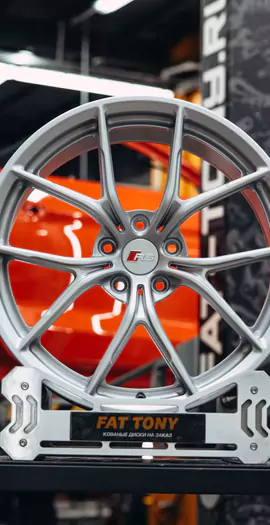 Сборка нового комплекта колес для Audi TT RS: фирменный шиномонтаж с оптимизацией силовой неоднородности и балансировкой на стендах Hunter
